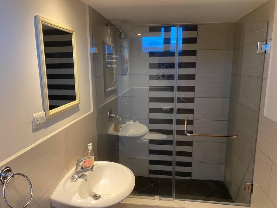 2 Rooms, 1 King Size Bed, 64" Smart Hdtv 과테말라 외부 사진